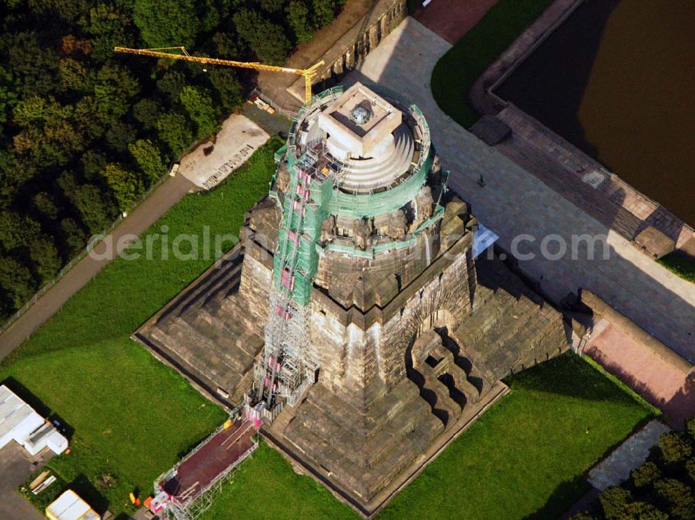 Leipzig from the bird's eye view: 27.08.2005 Leipzig; Für die Sanierung des Völkerschlachtdenkmales wurde in den letzten Jahren sehr viel getan. So konnten die Kriegsschäden in der Ruhmeshalles beseitigt werden. Es erfolgten notwendige Erschließungsarbeiten zur Durchführung der Baumaßnahmen. Der Zugang über das Plateau unter dem Michael-Relief wurde geschaffen, Grundleitungen verlegt, Stahlbetonarbeiten an Decke und Wänden ausgeführt.Das Völkerschlachtdenkmal Leipzig erinnert an die erste große Massenschlacht der Menschheitsgeschichte. Über eine halbe Million Soldaten aus fast ganz Europa stan­den sich im Oktober 1813 auf den Schlachtfeldern um Leipzig gegenüber. Mehr als 120 000 Menschen haben während der blutigen Kämpfe oder anschließend durch Hunger und Seuchen ihr Leben verloren.