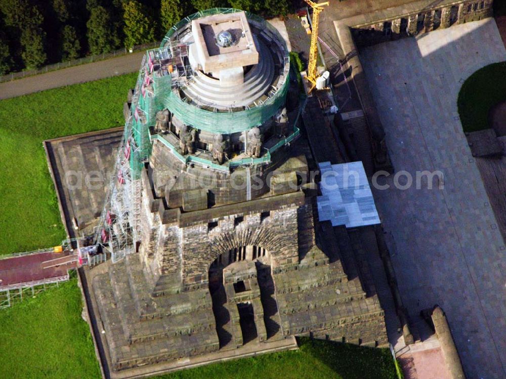 Aerial image Leipzig - 27.08.2005 Leipzig; Für die Sanierung des Völkerschlachtdenkmales wurde in den letzten Jahren sehr viel getan. So konnten die Kriegsschäden in der Ruhmeshalles beseitigt werden. Es erfolgten notwendige Erschließungsarbeiten zur Durchführung der Baumaßnahmen. Der Zugang über das Plateau unter dem Michael-Relief wurde geschaffen, Grundleitungen verlegt, Stahlbetonarbeiten an Decke und Wänden ausgeführt.Das Völkerschlachtdenkmal Leipzig erinnert an die erste große Massenschlacht der Menschheitsgeschichte. Über eine halbe Million Soldaten aus fast ganz Europa stan­den sich im Oktober 1813 auf den Schlachtfeldern um Leipzig gegenüber. Mehr als 120 000 Menschen haben während der blutigen Kämpfe oder anschließend durch Hunger und Seuchen ihr Leben verloren.