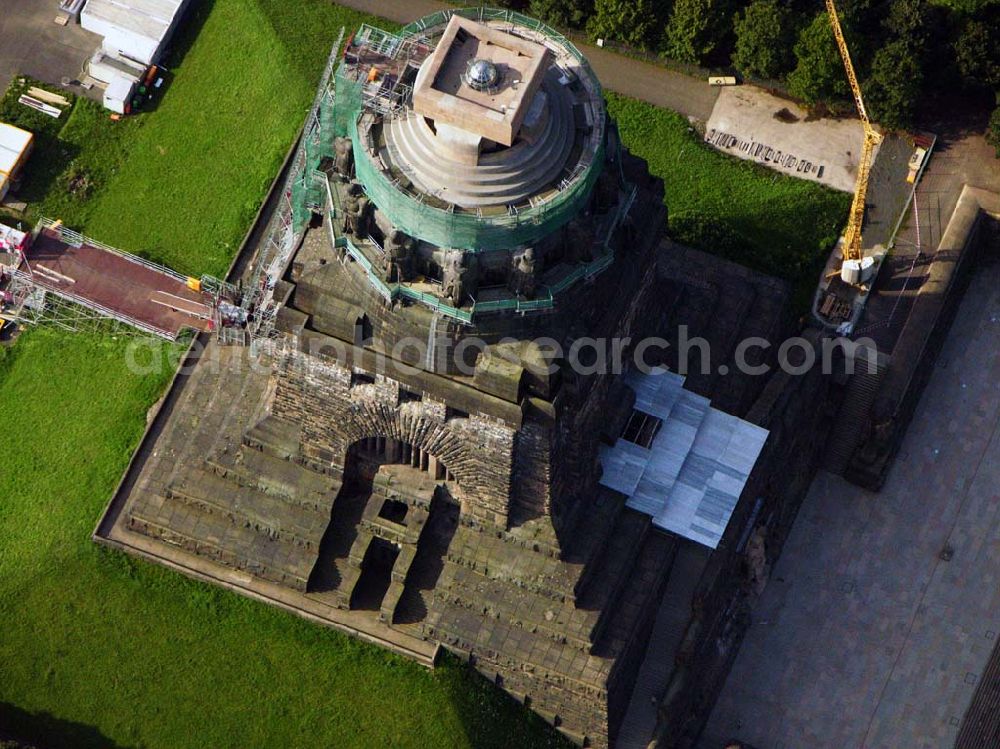 Leipzig from above - 27.08.2005 Leipzig; Für die Sanierung des Völkerschlachtdenkmales wurde in den letzten Jahren sehr viel getan. So konnten die Kriegsschäden in der Ruhmeshalles beseitigt werden. Es erfolgten notwendige Erschließungsarbeiten zur Durchführung der Baumaßnahmen. Der Zugang über das Plateau unter dem Michael-Relief wurde geschaffen, Grundleitungen verlegt, Stahlbetonarbeiten an Decke und Wänden ausgeführt.Das Völkerschlachtdenkmal Leipzig erinnert an die erste große Massenschlacht der Menschheitsgeschichte. Über eine halbe Million Soldaten aus fast ganz Europa stan­den sich im Oktober 1813 auf den Schlachtfeldern um Leipzig gegenüber. Mehr als 120 000 Menschen haben während der blutigen Kämpfe oder anschließend durch Hunger und Seuchen ihr Leben verloren.