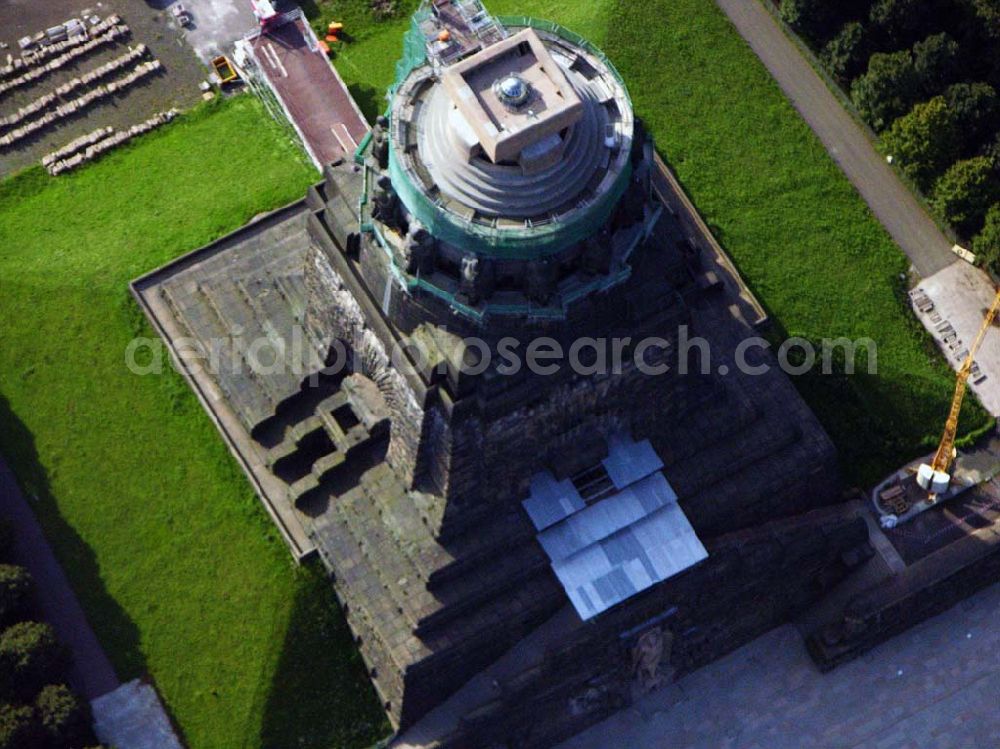 Leipzig from the bird's eye view: 27.08.2005 Leipzig; Für die Sanierung des Völkerschlachtdenkmales wurde in den letzten Jahren sehr viel getan. So konnten die Kriegsschäden in der Ruhmeshalles beseitigt werden. Es erfolgten notwendige Erschließungsarbeiten zur Durchführung der Baumaßnahmen. Der Zugang über das Plateau unter dem Michael-Relief wurde geschaffen, Grundleitungen verlegt, Stahlbetonarbeiten an Decke und Wänden ausgeführt.Das Völkerschlachtdenkmal Leipzig erinnert an die erste große Massenschlacht der Menschheitsgeschichte. Über eine halbe Million Soldaten aus fast ganz Europa stan­den sich im Oktober 1813 auf den Schlachtfeldern um Leipzig gegenüber. Mehr als 120 000 Menschen haben während der blutigen Kämpfe oder anschließend durch Hunger und Seuchen ihr Leben verloren.