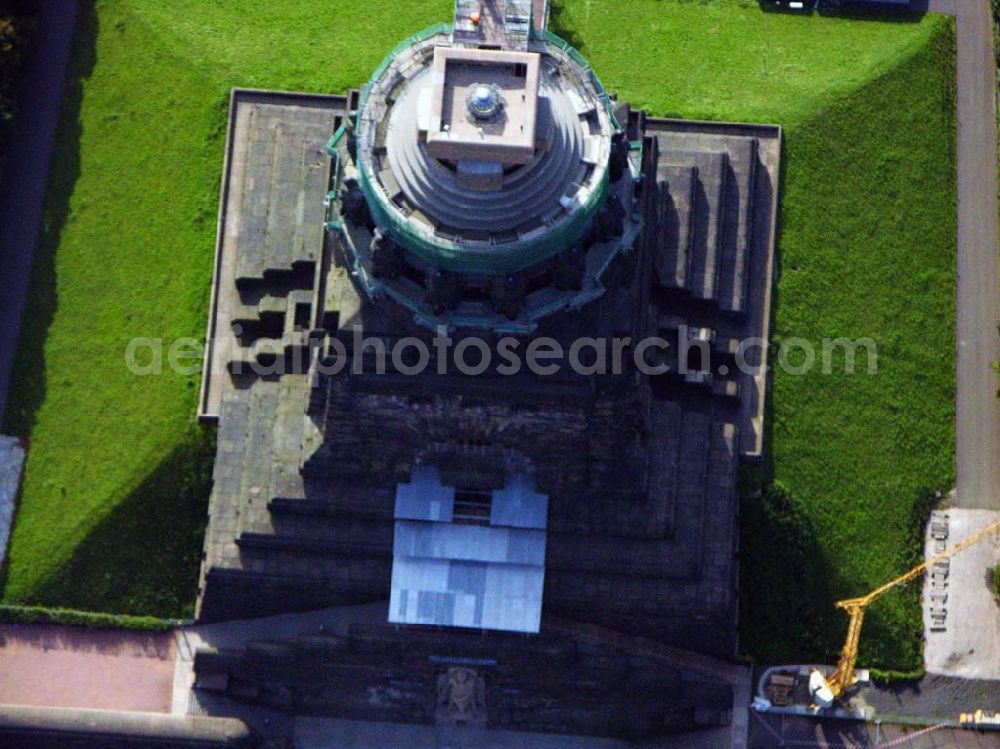 Aerial photograph Leipzig - 27.08.2005 Leipzig; Für die Sanierung des Völkerschlachtdenkmales wurde in den letzten Jahren sehr viel getan. So konnten die Kriegsschäden in der Ruhmeshalles beseitigt werden. Es erfolgten notwendige Erschließungsarbeiten zur Durchführung der Baumaßnahmen. Der Zugang über das Plateau unter dem Michael-Relief wurde geschaffen, Grundleitungen verlegt, Stahlbetonarbeiten an Decke und Wänden ausgeführt.Das Völkerschlachtdenkmal Leipzig erinnert an die erste große Massenschlacht der Menschheitsgeschichte. Über eine halbe Million Soldaten aus fast ganz Europa stan­den sich im Oktober 1813 auf den Schlachtfeldern um Leipzig gegenüber. Mehr als 120 000 Menschen haben während der blutigen Kämpfe oder anschließend durch Hunger und Seuchen ihr Leben verloren.