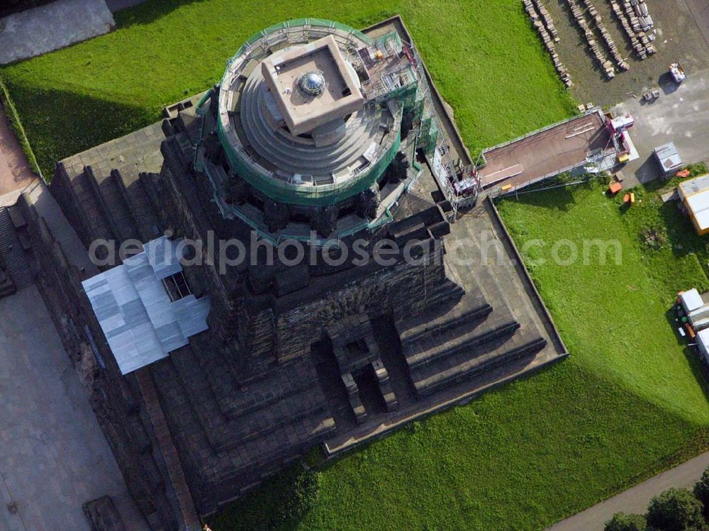 Leipzig from the bird's eye view: 27.08.2005 Leipzig; Für die Sanierung des Völkerschlachtdenkmales wurde in den letzten Jahren sehr viel getan. So konnten die Kriegsschäden in der Ruhmeshalles beseitigt werden. Es erfolgten notwendige Erschließungsarbeiten zur Durchführung der Baumaßnahmen. Der Zugang über das Plateau unter dem Michael-Relief wurde geschaffen, Grundleitungen verlegt, Stahlbetonarbeiten an Decke und Wänden ausgeführt.Das Völkerschlachtdenkmal Leipzig erinnert an die erste große Massenschlacht der Menschheitsgeschichte. Über eine halbe Million Soldaten aus fast ganz Europa stan­den sich im Oktober 1813 auf den Schlachtfeldern um Leipzig gegenüber. Mehr als 120 000 Menschen haben während der blutigen Kämpfe oder anschließend durch Hunger und Seuchen ihr Leben verloren.