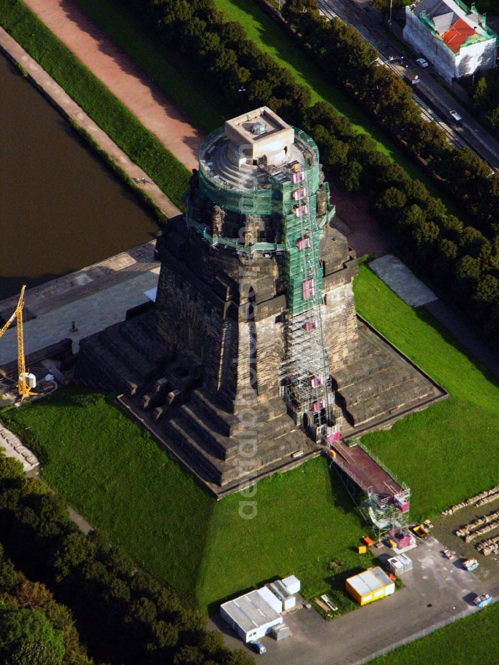 Leipzig from above - 27.08.2005 Leipzig; Für die Sanierung des Völkerschlachtdenkmales wurde in den letzten Jahren sehr viel getan. So konnten die Kriegsschäden in der Ruhmeshalles beseitigt werden. Es erfolgten notwendige Erschließungsarbeiten zur Durchführung der Baumaßnahmen. Der Zugang über das Plateau unter dem Michael-Relief wurde geschaffen, Grundleitungen verlegt, Stahlbetonarbeiten an Decke und Wänden ausgeführt.Das Völkerschlachtdenkmal Leipzig erinnert an die erste große Massenschlacht der Menschheitsgeschichte. Über eine halbe Million Soldaten aus fast ganz Europa stan­den sich im Oktober 1813 auf den Schlachtfeldern um Leipzig gegenüber. Mehr als 120 000 Menschen haben während der blutigen Kämpfe oder anschließend durch Hunger und Seuchen ihr Leben verloren.