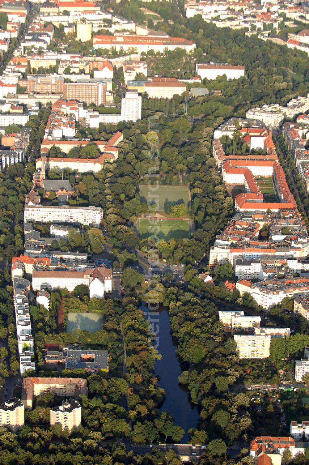 Aerial image Berlin - Blick auf den Volkspark Wilmersdorf im Berliner Bezirk Charlottenburg-Wilmersdorf, ehemals Hindenburgpark, der sich durch ein Wohngebiet zieht. Er teilt sich wegen der westlichen Blissestraße und der östlichen Bundesalle in 3 Gebiete. Im Süden des Bildes ist die Ostseite des Fennsees, getrennt durch die Barbrücke, zu sehen. In der Bildmitte befindet sich die Sportanlage im Volkspark Wilmserdorf, ansässig in der Straße am Schoelerpark 39. Im Bildhintergrund ist der 3. Teil des Volksparks zu sehen, in welchem u.a. Wiesen, Blumengärten und ein Spielplatz zu finden sind.