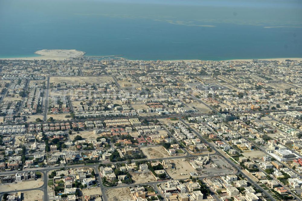 Aerial photograph Dubai - Wohngebiete zwischen der Sheikh Zayed Road und dem Strandabschnitt Jumeirah Beach. Residental area between Sheikh Zayed Road and the section Jumeirah Beach.