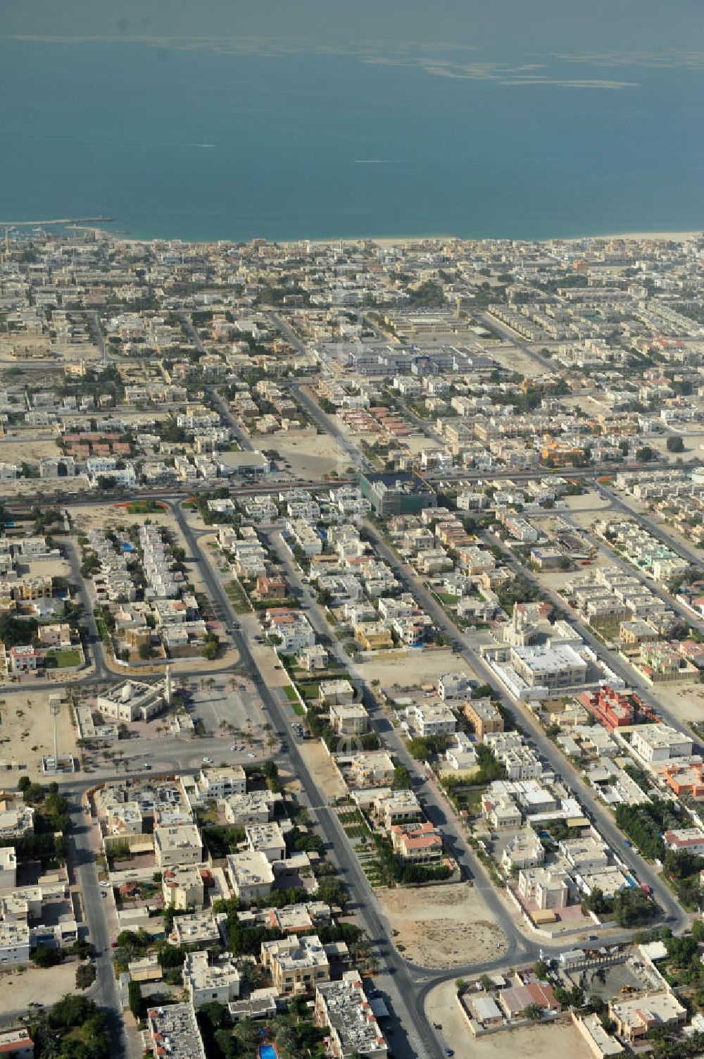 Dubai from the bird's eye view: Wohngebiete zwischen der Sheikh Zayed Road und dem Strandabschnitt Jumeirah Beach. Residental area between Sheikh Zayed Road and the section Jumeirah Beach.