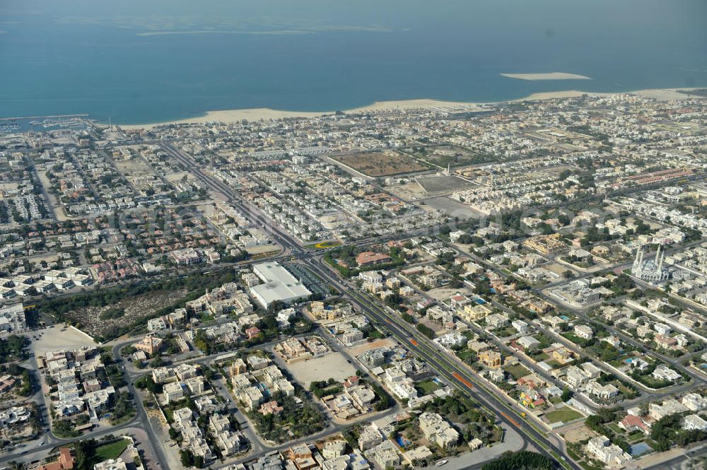 Aerial image Dubai - Wohngebiete zwischen der Sheikh Zayed Road und dem Strandabschnitt Jumeirah Beach. Residental area between Sheikh Zayed Road and the section Jumeirah Beach.