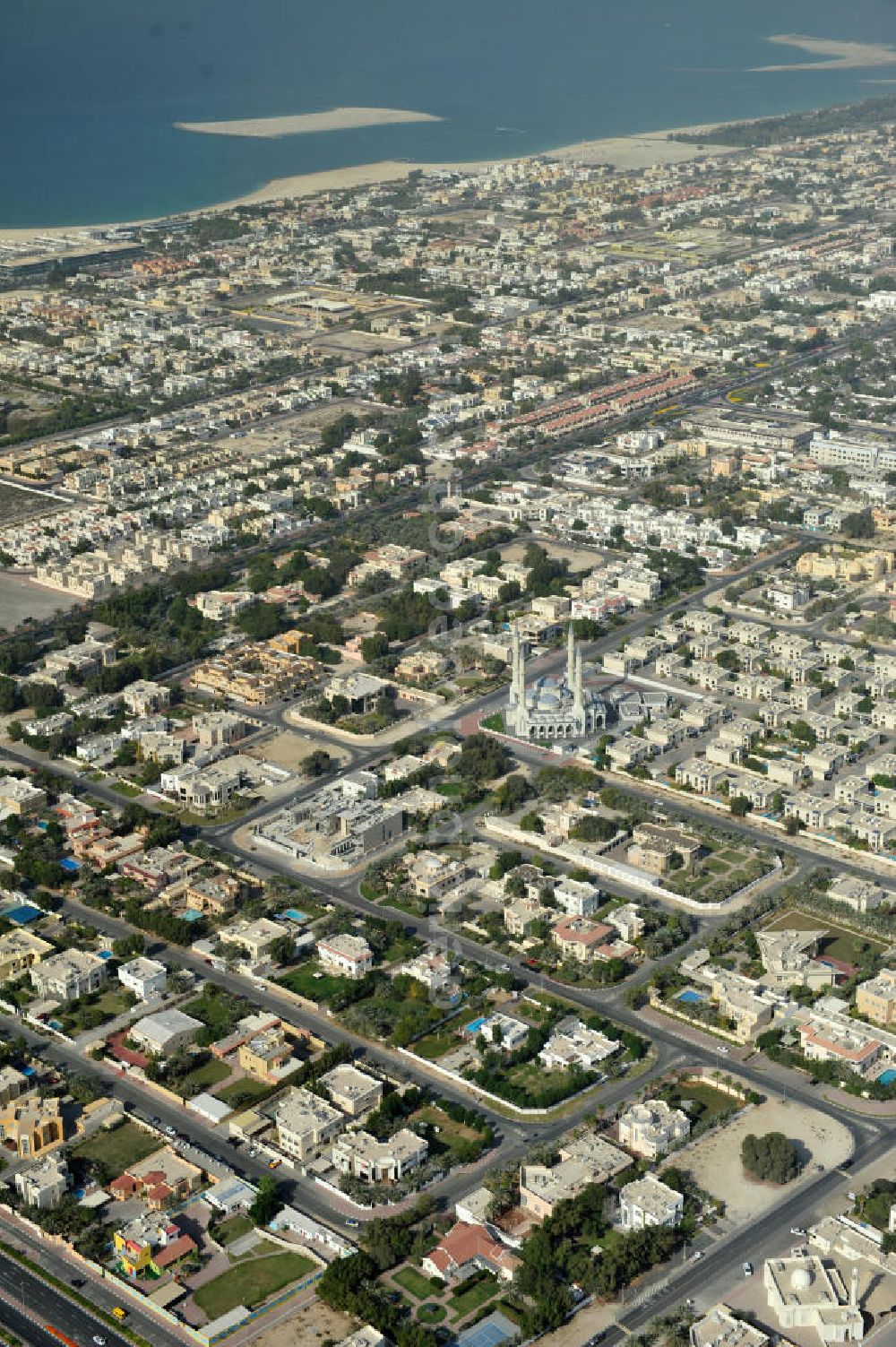 Aerial photograph Dubai - Wohngebiete zwischen der Sheikh Zayed Road und dem Strandabschnitt Jumeirah Beach. Residental area between Sheikh Zayed Road and the section Jumeirah Beach.