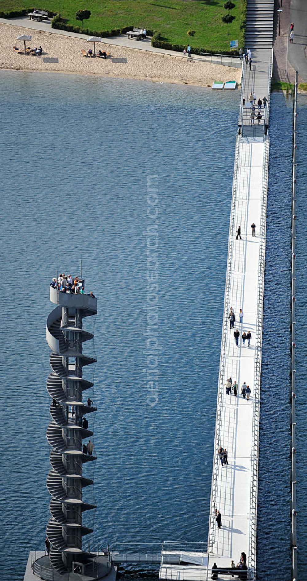 Bitterfeld from the bird's eye view: Blick auf das Wahrzeichen der Goitzsche, der Pegelturm mit Seebrücke im Goitzsche-See bei Bitterfeld, eine in Europa einmalige Seenlandschaft. Aus den Braunkohletagebauen Holzweißig West und Ost ist eine künstlich modellierte Kulturlandschaft entstanden.Insbesondere zur Expo 2000 entstandene Projekte haben die Goitzsche um eine kulturelle Dimension erweitert. Die Rückgewinnung einer Landschaft durch die Region und ihre Menschen sind die Sinn stiftenden Elemente der Bergbaufolge- und Kulturlandschaft Goitzsche. Gemeinsam gestalten die Ufergemeinden der Goitzsche ihre Ufer, entwickeln Flächen im Umland, verknüpfen Kunst, neue Architektur mit einprägsamer Landschaftsgestaltung. Goitzsche landmark, the tower level with the pier Goitzsche lake near Bitterfeld.