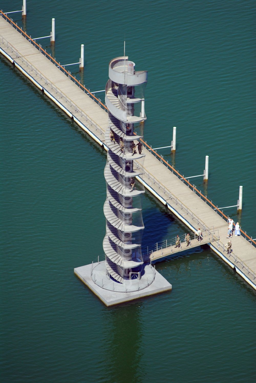 Bitterfeld from the bird's eye view: Blick auf das Wahrzeichen der Goitzsche, der Pegelturm mit Seebrücke im Goitzsche-See bei Bitterfeld, eine in Europa einmalige Seenlandschaft. Aus den Braunkohletagebauen Holzweißig West und Ost ist eine künstlich modellierte Kulturlandschaft entstanden.Insbesondere zur Expo 2000 entstandene Projekte haben die Goitzsche um eine kulturelle Dimension erweitert. Die Rückgewinnung einer Landschaft durch die Region und ihre Menschen sind die Sinn stiftenden Elemente der Bergbaufolge- und Kulturlandschaft Goitzsche. Gemeinsam gestalten die Ufergemeinden der Goitzsche ihre Ufer, entwickeln Flächen im Umland, verknüpfen Kunst, neue Architektur mit einprägsamer Landschaftsgestaltung.