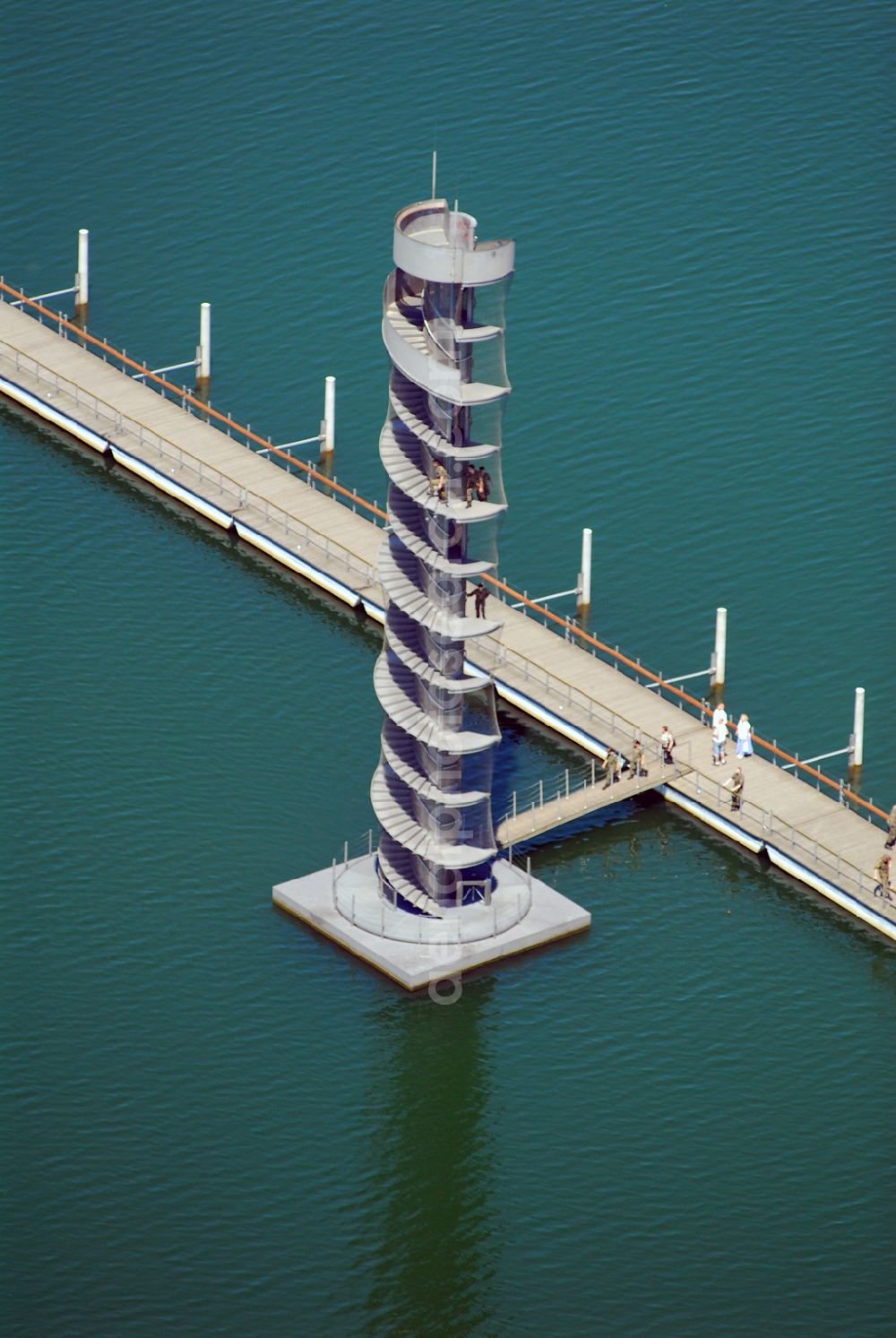 Aerial image Bitterfeld - Blick auf das Wahrzeichen der Goitzsche, der Pegelturm mit Seebrücke im Goitzsche-See bei Bitterfeld, eine in Europa einmalige Seenlandschaft. Aus den Braunkohletagebauen Holzweißig West und Ost ist eine künstlich modellierte Kulturlandschaft entstanden.Insbesondere zur Expo 2000 entstandene Projekte haben die Goitzsche um eine kulturelle Dimension erweitert. Die Rückgewinnung einer Landschaft durch die Region und ihre Menschen sind die Sinn stiftenden Elemente der Bergbaufolge- und Kulturlandschaft Goitzsche. Gemeinsam gestalten die Ufergemeinden der Goitzsche ihre Ufer, entwickeln Flächen im Umland, verknüpfen Kunst, neue Architektur mit einprägsamer Landschaftsgestaltung.