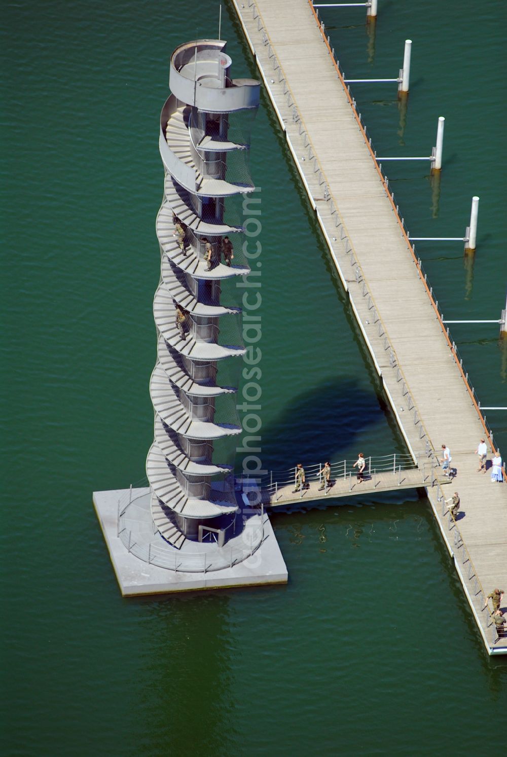 Bitterfeld from the bird's eye view: Blick auf das Wahrzeichen der Goitzsche, der Pegelturm mit Seebrücke im Goitzsche-See bei Bitterfeld, eine in Europa einmalige Seenlandschaft. Aus den Braunkohletagebauen Holzweißig West und Ost ist eine künstlich modellierte Kulturlandschaft entstanden.Insbesondere zur Expo 2000 entstandene Projekte haben die Goitzsche um eine kulturelle Dimension erweitert. Die Rückgewinnung einer Landschaft durch die Region und ihre Menschen sind die Sinn stiftenden Elemente der Bergbaufolge- und Kulturlandschaft Goitzsche. Gemeinsam gestalten die Ufergemeinden der Goitzsche ihre Ufer, entwickeln Flächen im Umland, verknüpfen Kunst, neue Architektur mit einprägsamer Landschaftsgestaltung.