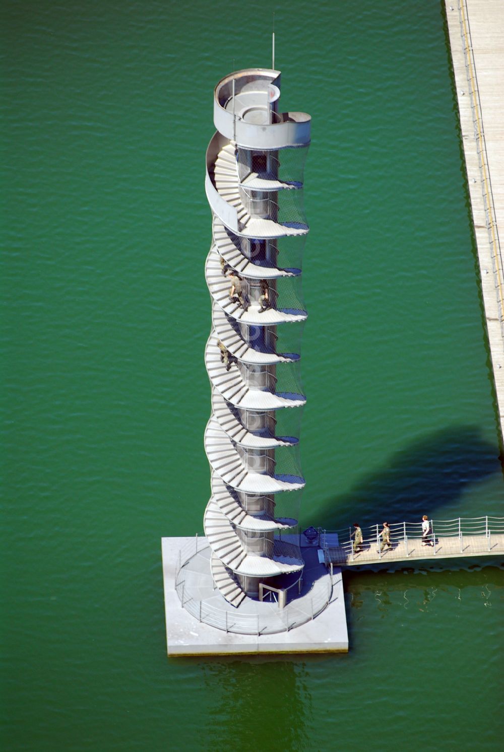 Aerial image Bitterfeld - Blick auf das Wahrzeichen der Goitzsche, der Pegelturm mit Seebrücke im Goitzsche-See bei Bitterfeld, eine in Europa einmalige Seenlandschaft. Aus den Braunkohletagebauen Holzweißig West und Ost ist eine künstlich modellierte Kulturlandschaft entstanden.Insbesondere zur Expo 2000 entstandene Projekte haben die Goitzsche um eine kulturelle Dimension erweitert. Die Rückgewinnung einer Landschaft durch die Region und ihre Menschen sind die Sinn stiftenden Elemente der Bergbaufolge- und Kulturlandschaft Goitzsche. Gemeinsam gestalten die Ufergemeinden der Goitzsche ihre Ufer, entwickeln Flächen im Umland, verknüpfen Kunst, neue Architektur mit einprägsamer Landschaftsgestaltung.