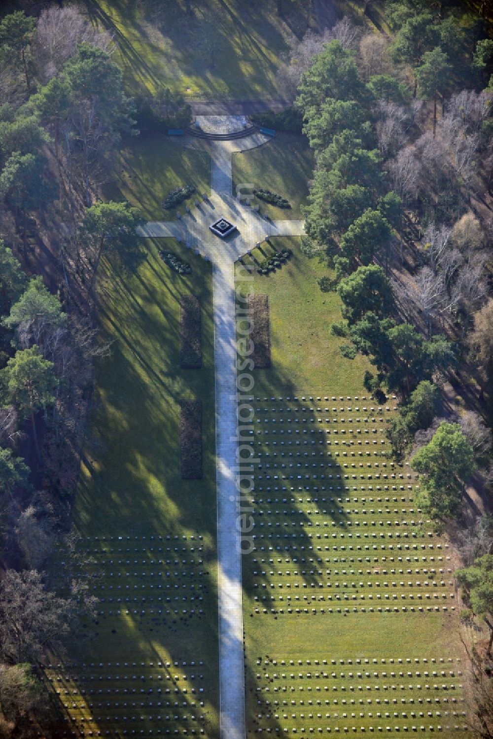 Berlin from above - Overlooking the forest cemetery Zehlendorf in Berlin