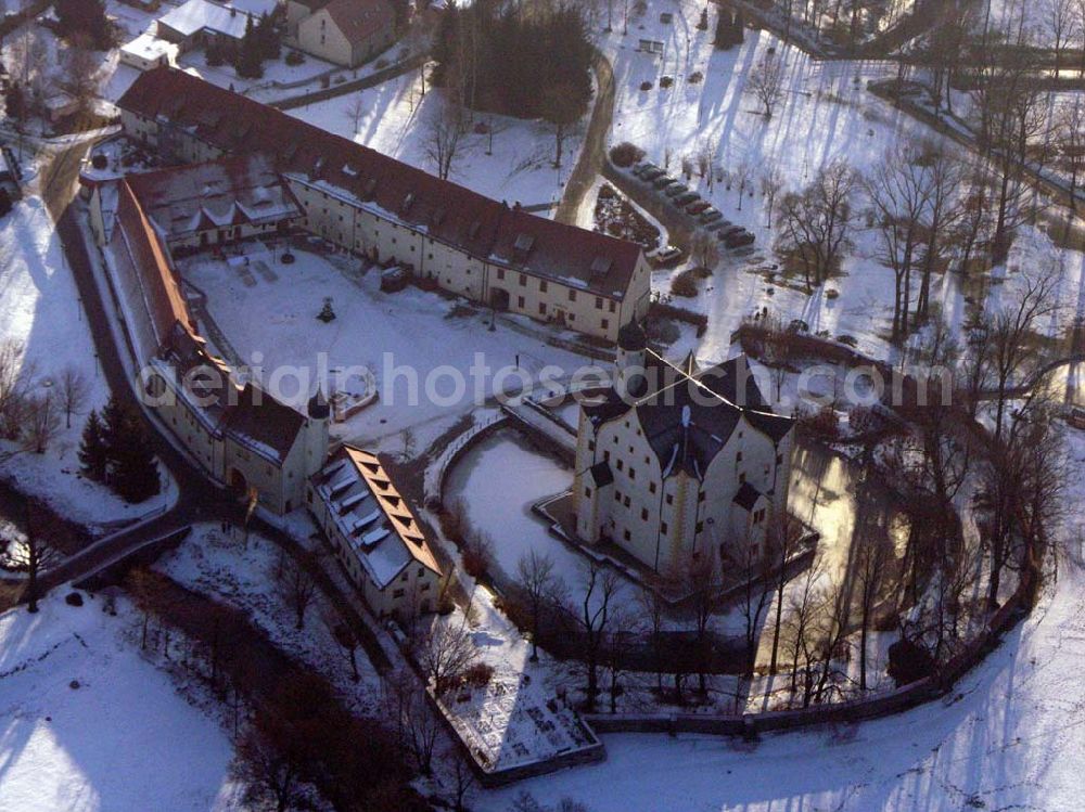 Aerial photograph Chemnitz / Sachsen - 15.01.2006 Chemnitz: Das Wasserschloss Klaffenbach ist ein reizvolles Renaissance-Schloss am südlichen Rand von Chemnitz. Es liegt im Tal des Flusses Würschnitz, der die Grenze zum Erzgebirge markiert.Wasserschlossweg 6,09123 Chemnitz,Tel.: 037126110,