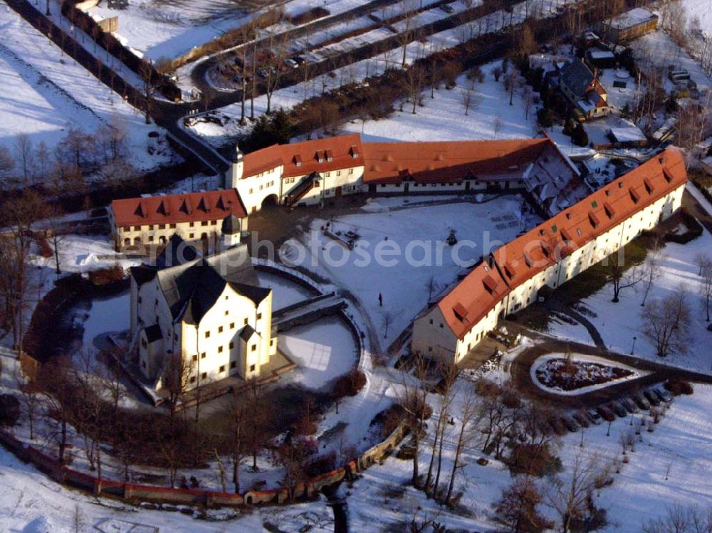 Aerial photograph Chemnitz / Sachsen - 15.01.2006 Chemnitz: Das Wasserschloss Klaffenbach ist ein reizvolles Renaissance-Schloss am südlichen Rand von Chemnitz. Es liegt im Tal des Flusses Würschnitz, der die Grenze zum Erzgebirge markiert.Wasserschlossweg 6,09123 Chemnitz,Tel.: 037126110,