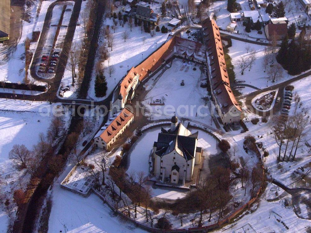 Aerial photograph Chemnitz / Sachsen - 15.01.2006 Chemnitz: Das Wasserschloss Klaffenbach ist ein reizvolles Renaissance-Schloss am südlichen Rand von Chemnitz. Es liegt im Tal des Flusses Würschnitz, der die Grenze zum Erzgebirge markiert.Wasserschlossweg 6,09123 Chemnitz,Tel.: 037126110,