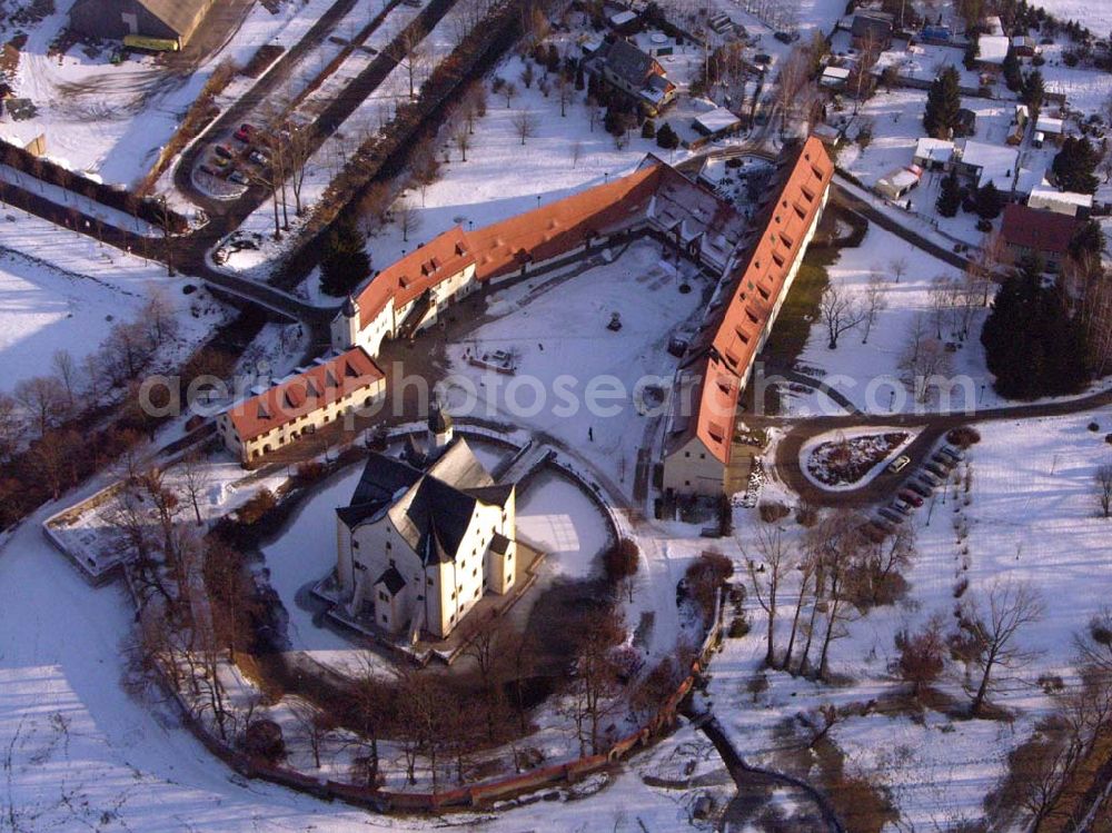 Chemnitz / Sachsen from above - 15.01.2006 Chemnitz: Das Wasserschloss Klaffenbach ist ein reizvolles Renaissance-Schloss am südlichen Rand von Chemnitz. Es liegt im Tal des Flusses Würschnitz, der die Grenze zum Erzgebirge markiert.Wasserschlossweg 6,09123 Chemnitz,Tel.: 037126110,