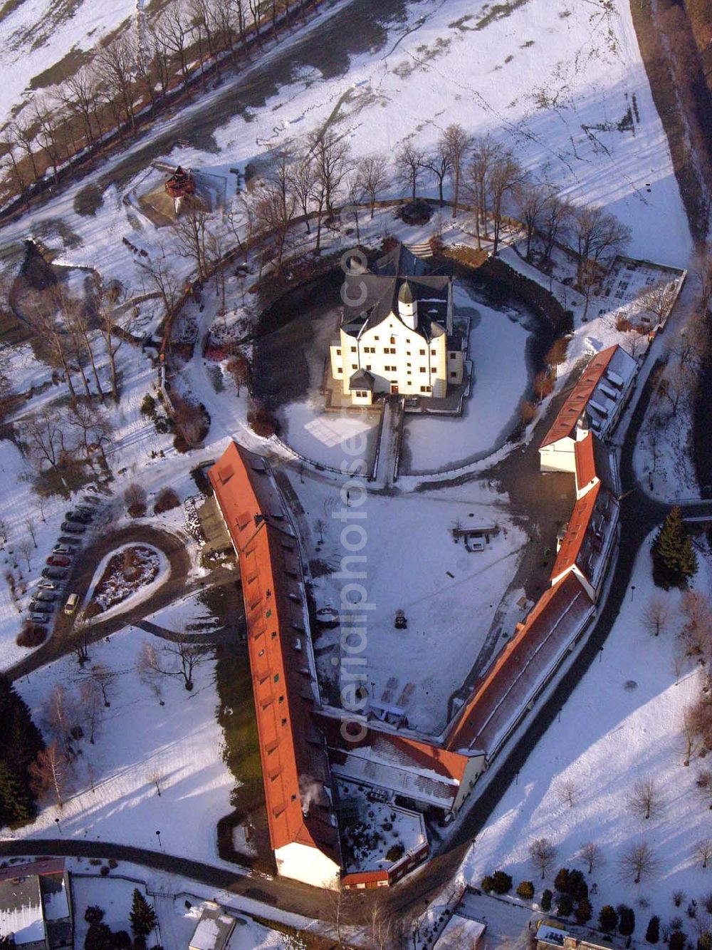 Chemnitz / Sachsen from above - 15.01.2006 Chemnitz: Das Wasserschloss Klaffenbach ist ein reizvolles Renaissance-Schloss am südlichen Rand von Chemnitz. Es liegt im Tal des Flusses Würschnitz, der die Grenze zum Erzgebirge markiert.Wasserschlossweg 6,09123 Chemnitz,Tel.: 037126110,