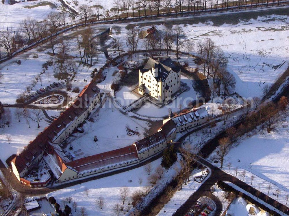 Chemnitz / Sachsen from the bird's eye view: 15.01.2006 Chemnitz: Das Wasserschloss Klaffenbach ist ein reizvolles Renaissance-Schloss am südlichen Rand von Chemnitz. Es liegt im Tal des Flusses Würschnitz, der die Grenze zum Erzgebirge markiert.Wasserschlossweg 6,09123 Chemnitz,Tel.: 037126110,