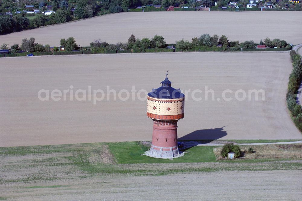 Aerial image Mittweida - Blick auf den Wasserturm bei Mittweida. Der 1898 fertiggestellte Turm dient der Stadt Mittweida als Tagesausgleichsbehälter um den Bedarf der unteren Wasserdruckzone zu sichern. Er ist aber gleichzeitig auch Feuerlöschwasserreserve. 1970/ 71 wurde eine Teilsanierung am Turm durchgeführt, da eine statische Überlastung im Fassadenbereich befürchtet wurde. In den Jahren 2005 und 2006 erfolgte dann eine erneute Sanierung. Es wurde unter an derem der Wasserbehälter saniert, eine Behälterabdeckung mit Be- und Entlüftung nach außen eingebaut, eine Reinigungstechnologie für die Wasserkammer erstellt, die Rohrleitungen wurden neu ausgerüstet, Fassade und Dach wurden erneuert und man errichtete eine Zuführungsleitung zum Wasserturm. Kontakt: Stadtverwaltung Mittweida, Markt 32, Rathaus Haus 1 09648 Mittweida, Tel. +49(0)3727 976 0, Fax +49(0)3727 976 180, Email: stadtverwaltung@mittweida.de