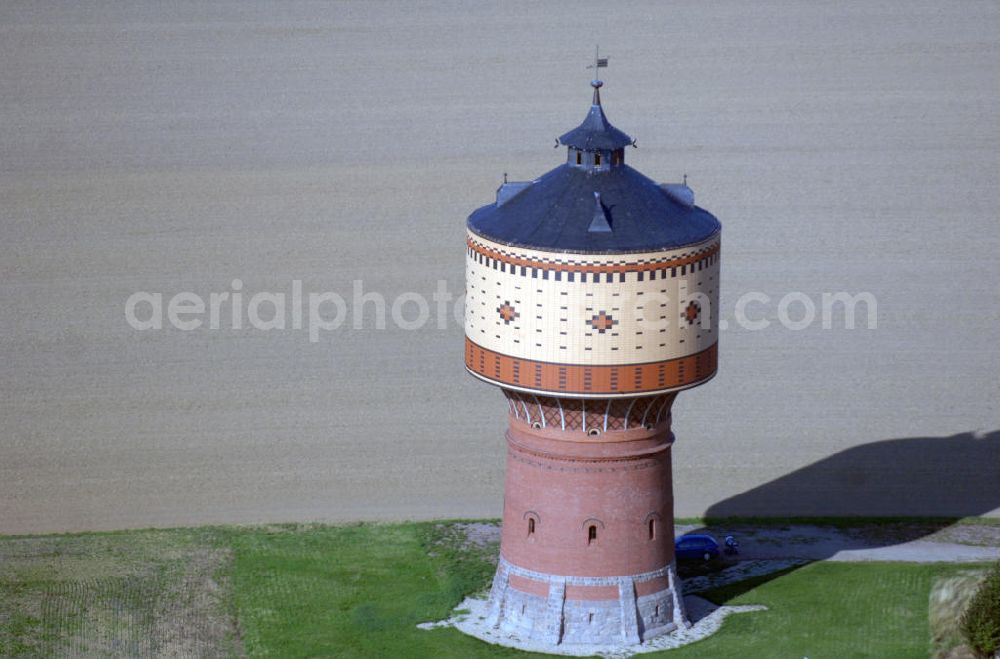 Aerial photograph Mittweida - Blick auf den Wasserturm bei Mittweida. Der 1898 fertiggestellte Turm dient der Stadt Mittweida als Tagesausgleichsbehälter um den Bedarf der unteren Wasserdruckzone zu sichern. Er ist aber gleichzeitig auch Feuerlöschwasserreserve. 1970/ 71 wurde eine Teilsanierung am Turm durchgeführt, da eine statische Überlastung im Fassadenbereich befürchtet wurde. In den Jahren 2005 und 2006 erfolgte dann eine erneute Sanierung. Es wurde unter an derem der Wasserbehälter saniert, eine Behälterabdeckung mit Be- und Entlüftung nach außen eingebaut, eine Reinigungstechnologie für die Wasserkammer erstellt, die Rohrleitungen wurden neu ausgerüstet, Fassade und Dach wurden erneuert und man errichtete eine Zuführungsleitung zum Wasserturm. Kontakt: Stadtverwaltung Mittweida, Markt 32, Rathaus Haus 1 09648 Mittweida, Tel. +49(0)3727 976 0, Fax +49(0)3727 976 180, Email: stadtverwaltung@mittweida.de