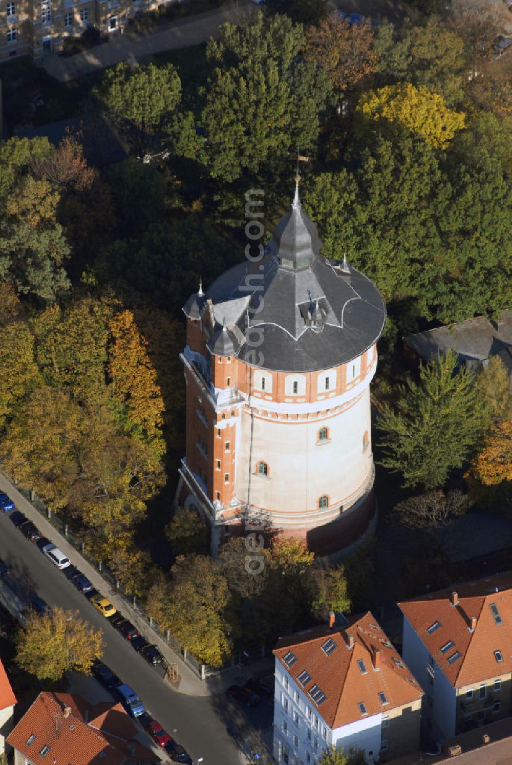 Aerial image Braunschweig - Blick auf den Wasserturm auf dem Giersberg in Braunschweig. Er wurde 1901 errichtet und 1989 außer Betrieb genommen, heute steht er unter Denkmalschutz. Kontakt: Braunschweig Stadtmarketing GmbH, Touristinfo, Vor der Burg 1 38100 Braunschweig, Tel. +49(0)531 4702 40, Fax +49(0)531 4702 55, Email: touristinfo@braunschweig.de