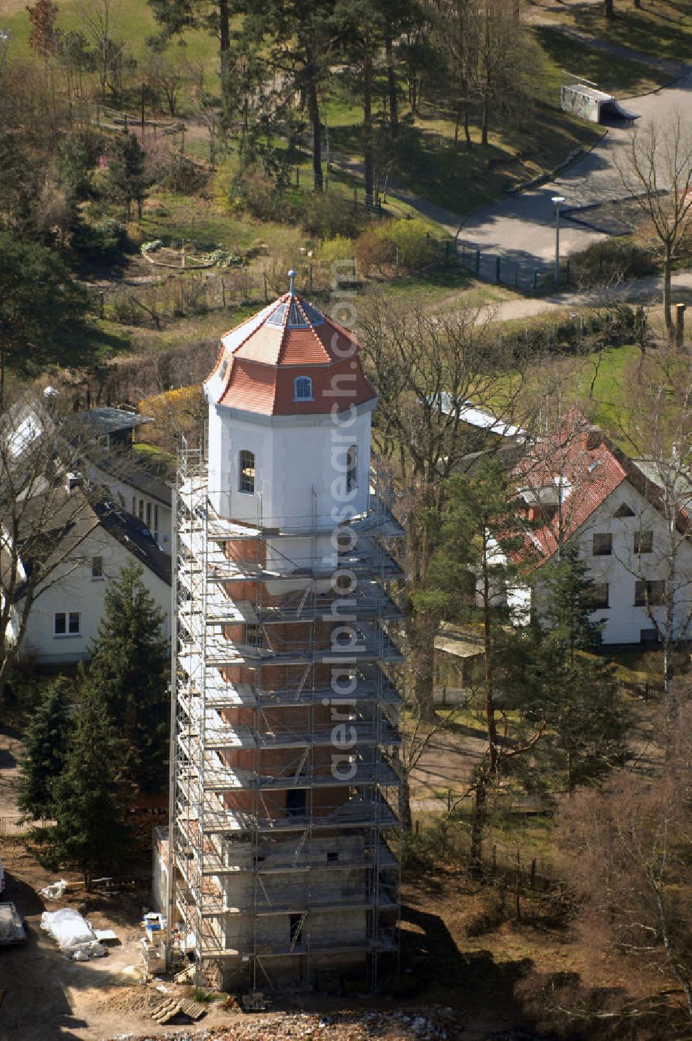 Aerial photograph Graal-Müritz - Blick auf die Restaurationsarbeiten am Wasserturm in Graal-Müritz. Der Wasserturm wurde 1913 gemeinsam mit einem Wasserwerk für Graal und Müritz erbaut. Die Ruine des Wasserturms wird zur Zeit restauriert.