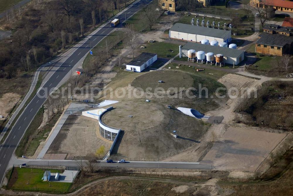 Bitterfeld from above - Blick auf das Wasserzentrum Bitterfeld.Aus dem 1992 stillgelegten Wasserwerk ist in den letzten Jahren ein Informations- und Bildungszentrum entstanden. Aus dem Gedanken, das Bitterfelder Wasserwerk in die Konzeption der Wasserfront mit einzubeziehen und einer öffentlichen Nutzung zuzuführen, entstanden 1996 die Idee für die Nutzung der Anlagen und Gebäude aus den Jahren 1910 bis 1983 durch Umwandlung in ein Wasserzentrum. Zur Umsetzung dieser Idee gründete sich im Jahr 1999 der Trägerverein Wasserzentrum Bitterfeld e.V.Die zwei Wasserspeicher wurden in den letzten Jahren umgebaut, um Ausstellungen, Konzerte und Informationsveranstaltungen durchzuführen.Am 15. Dezember 2006 wurden die umgestalteten Wasserspeicher eingeweiht. Trägerverein Wasserzentrum e.V.,Berliner Straße 6,06749 Bitterfeld, 03493) 512 720, Fax: (03493) 512 721,e-Mail: info@ipg-bitterfeld.de