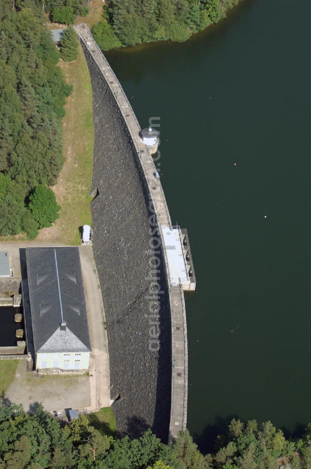 Zeulenroda-Triebes from the bird's eye view: Die Weidatalsperre ist eine Trinkwassertalsperre an der Weida, in der Nähe der ostthüringischen Orte Triebes und Staitz im Thüringer Schiefergebirge. Die 1949 begonnene und 1956 in Betrieb genommene Talsperre fasst 9,7 Millionen Kubikmeter. Die Talsperre wird gemeinsam mit den flussaufwärts gelegenen Talsperren zur Trinkwasserversorgung genutzt. Außerdem dient sie dem Hochwasserschutz und der Niedrigwasseraufhöhung.