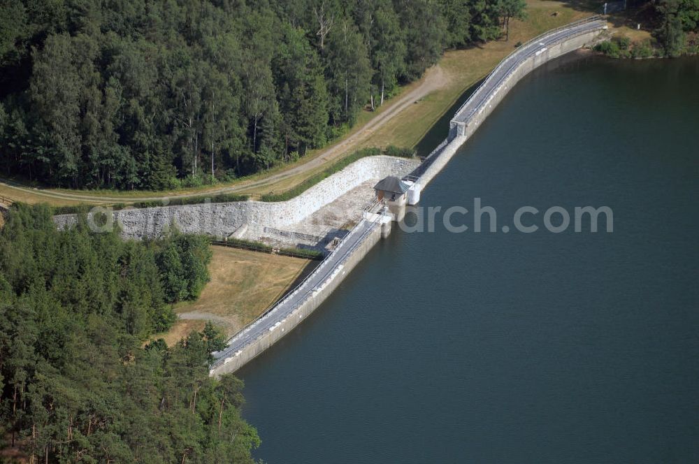 Aerial image Zeulenroda-Triebes - Die Weidatalsperre ist eine Trinkwassertalsperre an der Weida, in der Nähe der ostthüringischen Orte Triebes und Staitz im Thüringer Schiefergebirge. Die 1949 begonnene und 1956 in Betrieb genommene Talsperre fasst 9,7 Millionen Kubikmeter. Die Talsperre wird gemeinsam mit den flussaufwärts gelegenen Talsperren zur Trinkwasserversorgung genutzt. Außerdem dient sie dem Hochwasserschutz und der Niedrigwasseraufhöhung.