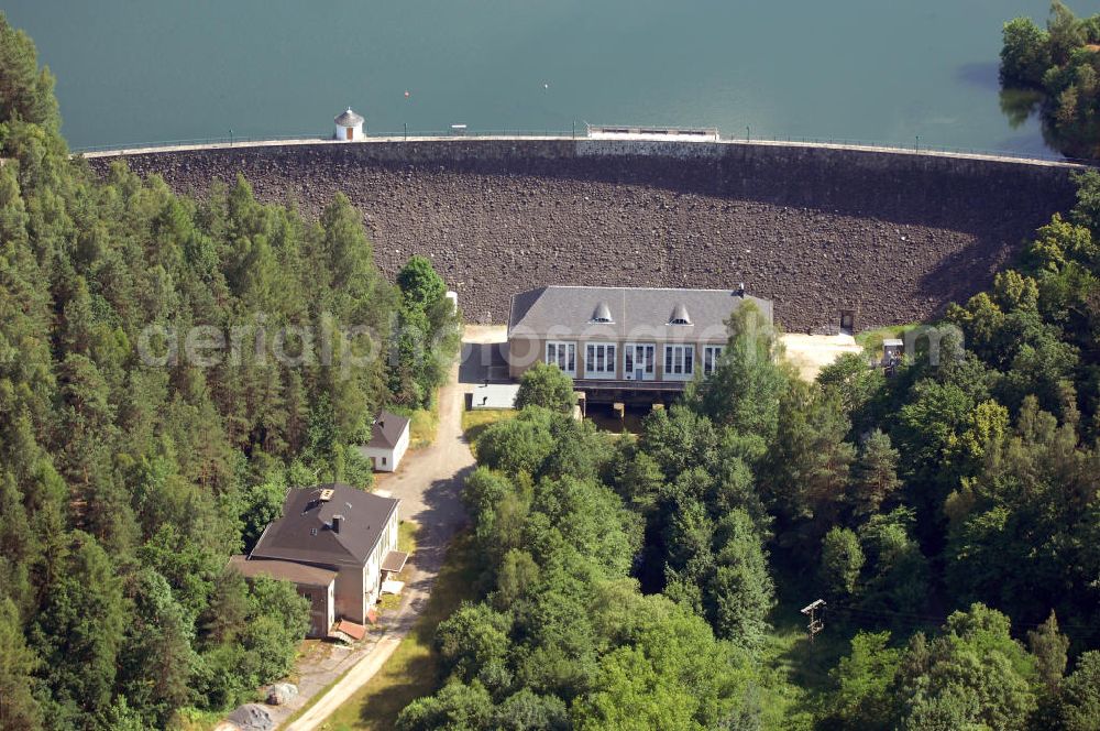 Aerial photograph Zeulenroda-Triebes - Die Weidatalsperre ist eine Trinkwassertalsperre an der Weida, in der Nähe der ostthüringischen Orte Triebes und Staitz im Thüringer Schiefergebirge. Die 1949 begonnene und 1956 in Betrieb genommene Talsperre fasst 9,7 Millionen Kubikmeter. Die Talsperre wird gemeinsam mit den flussaufwärts gelegenen Talsperren zur Trinkwasserversorgung genutzt. Außerdem dient sie dem Hochwasserschutz und der Niedrigwasseraufhöhung.