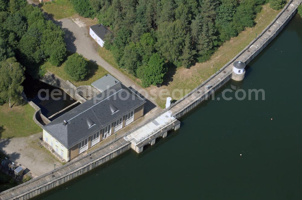 Zeulenroda-Triebes from above - Die Weidatalsperre ist eine Trinkwassertalsperre an der Weida, in der Nähe der ostthüringischen Orte Triebes und Staitz im Thüringer Schiefergebirge. Die 1949 begonnene und 1956 in Betrieb genommene Talsperre fasst 9,7 Millionen Kubikmeter. Die Talsperre wird gemeinsam mit den flussaufwärts gelegenen Talsperren zur Trinkwasserversorgung genutzt. Außerdem dient sie dem Hochwasserschutz und der Niedrigwasseraufhöhung.