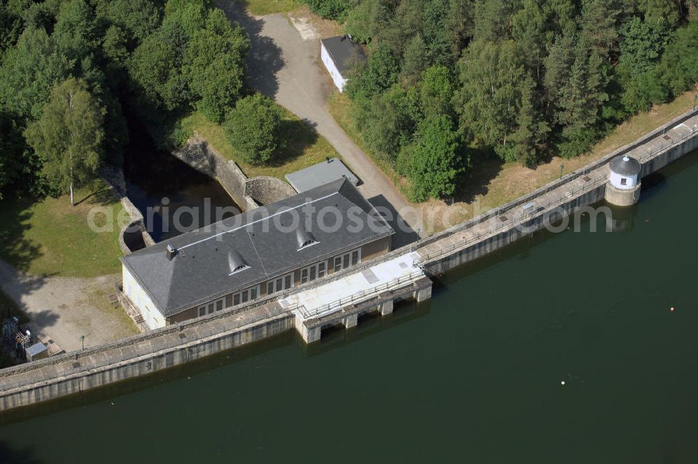 Zeulenroda-Triebes from the bird's eye view: Die Weidatalsperre ist eine Trinkwassertalsperre an der Weida, in der Nähe der ostthüringischen Orte Triebes und Staitz im Thüringer Schiefergebirge. Die 1949 begonnene und 1956 in Betrieb genommene Talsperre fasst 9,7 Millionen Kubikmeter. Die Talsperre wird gemeinsam mit den flussaufwärts gelegenen Talsperren zur Trinkwasserversorgung genutzt. Außerdem dient sie dem Hochwasserschutz und der Niedrigwasseraufhöhung.