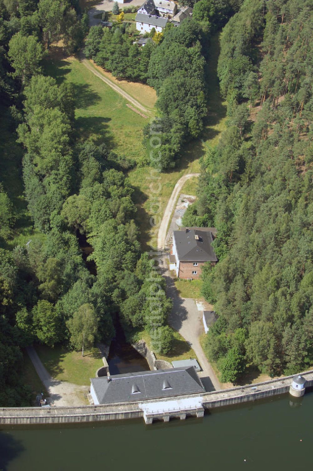 Aerial image Zeulenroda-Triebes - Die Weidatalsperre ist eine Trinkwassertalsperre an der Weida, in der Nähe der ostthüringischen Orte Triebes und Staitz im Thüringer Schiefergebirge. Die 1949 begonnene und 1956 in Betrieb genommene Talsperre fasst 9,7 Millionen Kubikmeter. Die Talsperre wird gemeinsam mit den flussaufwärts gelegenen Talsperren zur Trinkwasserversorgung genutzt. Außerdem dient sie dem Hochwasserschutz und der Niedrigwasseraufhöhung.