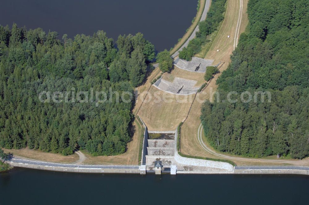 Aerial photograph Zeulenroda-Triebes - Die Weidatalsperre ist eine Trinkwassertalsperre an der Weida, in der Nähe der ostthüringischen Orte Triebes und Staitz im Thüringer Schiefergebirge. Die 1949 begonnene und 1956 in Betrieb genommene Talsperre fasst 9,7 Millionen Kubikmeter. Die Talsperre wird gemeinsam mit den flussaufwärts gelegenen Talsperren zur Trinkwasserversorgung genutzt. Außerdem dient sie dem Hochwasserschutz und der Niedrigwasseraufhöhung.