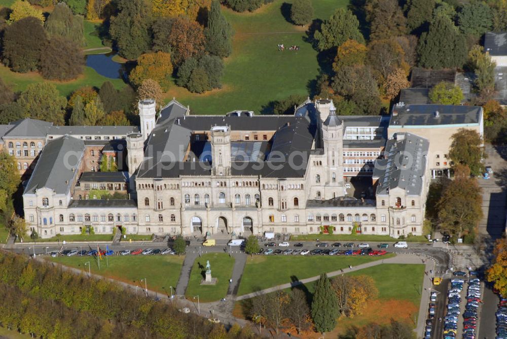 Hannover from above - Blick auf das Welfenschloss und heutigen Sitz der Gottfried Wilhelm Leibniz Universität in Hannover. Das Welfenschloss ist seit 1879 Sitz der Gottfried Wilhelm Leibniz Universität Hannover. Die Geschichte der Leibniz Universität geht bis in das Jahr 1831 zurück, als unter der Leitung von Karl Karmarsch die Höhere Gewerbeschule im Haus des Bierbrauers, Branntweinherstellers und Essigfabrikanten Christian Wilhelm Bornemann eröffnet wurde. Im Sommer 2006 wurde nach langer Diskussion die bis dahin schlicht „Universität Hannover“ benannte Institution in „Gottfried Wilhelm Leibniz Universität Hannover“ umbenannt. Kontakt: Gottfried Wilhelm Leibniz Universität Hannover, Welfengarten 1, 30167 Hannover, Tel.: 511762-0, E-Mail: info@pressestelle.uni-hannover.de