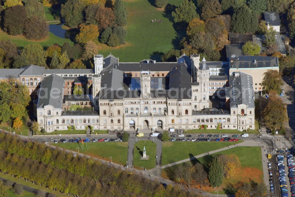 Hannover from the bird's eye view: Blick auf das Welfenschloss und heutigen Sitz der Gottfried Wilhelm Leibniz Universität in Hannover. Das Welfenschloss ist seit 1879 Sitz der Gottfried Wilhelm Leibniz Universität Hannover. Die Geschichte der Leibniz Universität geht bis in das Jahr 1831 zurück, als unter der Leitung von Karl Karmarsch die Höhere Gewerbeschule im Haus des Bierbrauers, Branntweinherstellers und Essigfabrikanten Christian Wilhelm Bornemann eröffnet wurde. Im Sommer 2006 wurde nach langer Diskussion die bis dahin schlicht „Universität Hannover“ benannte Institution in „Gottfried Wilhelm Leibniz Universität Hannover“ umbenannt. Kontakt: Gottfried Wilhelm Leibniz Universität Hannover, Welfengarten 1, 30167 Hannover, Tel.: 511762-0, E-Mail: info@pressestelle.uni-hannover.de