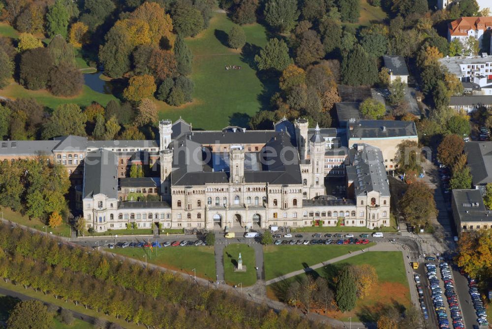 Aerial image Hannover - Blick auf das Welfenschloss und heutigen Sitz der Gottfried Wilhelm Leibniz Universität in Hannover. Das Welfenschloss ist seit 1879 Sitz der Gottfried Wilhelm Leibniz Universität Hannover. Die Geschichte der Leibniz Universität geht bis in das Jahr 1831 zurück, als unter der Leitung von Karl Karmarsch die Höhere Gewerbeschule im Haus des Bierbrauers, Branntweinherstellers und Essigfabrikanten Christian Wilhelm Bornemann eröffnet wurde. Im Sommer 2006 wurde nach langer Diskussion die bis dahin schlicht „Universität Hannover“ benannte Institution in „Gottfried Wilhelm Leibniz Universität Hannover“ umbenannt. Kontakt: Gottfried Wilhelm Leibniz Universität Hannover, Welfengarten 1, 30167 Hannover, Tel.: 511762-0, E-Mail: info@pressestelle.uni-hannover.de