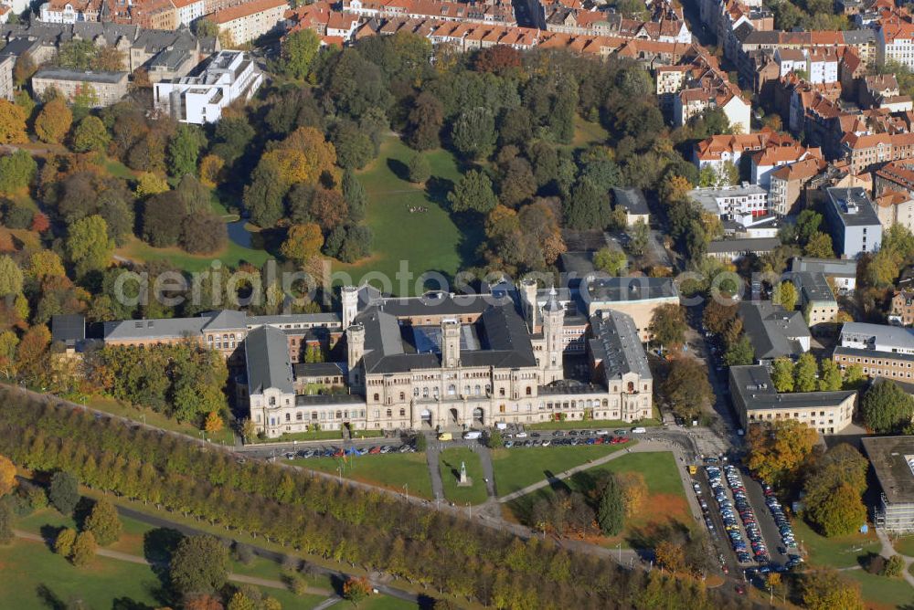 Aerial photograph Hannover - Blick auf das Welfenschloss und heutigen Sitz der Gottfried Wilhelm Leibniz Universität in Hannover. Das Welfenschloss ist seit 1879 Sitz der Gottfried Wilhelm Leibniz Universität Hannover. Die Geschichte der Leibniz Universität geht bis in das Jahr 1831 zurück, als unter der Leitung von Karl Karmarsch die Höhere Gewerbeschule im Haus des Bierbrauers, Branntweinherstellers und Essigfabrikanten Christian Wilhelm Bornemann eröffnet wurde. Im Sommer 2006 wurde nach langer Diskussion die bis dahin schlicht „Universität Hannover“ benannte Institution in „Gottfried Wilhelm Leibniz Universität Hannover“ umbenannt. Kontakt: Gottfried Wilhelm Leibniz Universität Hannover, Welfengarten 1, 30167 Hannover, Tel.: 511762-0, E-Mail: info@pressestelle.uni-hannover.de