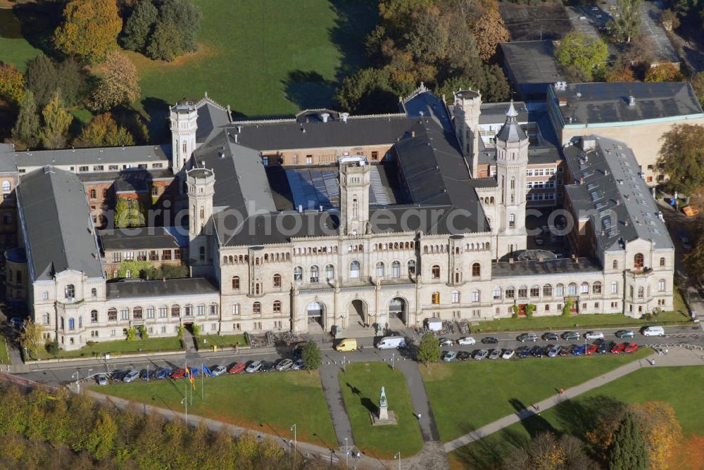 Hannover from above - Blick auf das Welfenschloss und heutigen Sitz der Gottfried Wilhelm Leibniz Universität in Hannover. Das Welfenschloss ist seit 1879 Sitz der Gottfried Wilhelm Leibniz Universität Hannover. Die Geschichte der Leibniz Universität geht bis in das Jahr 1831 zurück, als unter der Leitung von Karl Karmarsch die Höhere Gewerbeschule im Haus des Bierbrauers, Branntweinherstellers und Essigfabrikanten Christian Wilhelm Bornemann eröffnet wurde. Im Sommer 2006 wurde nach langer Diskussion die bis dahin schlicht „Universität Hannover“ benannte Institution in „Gottfried Wilhelm Leibniz Universität Hannover“ umbenannt. Kontakt: Gottfried Wilhelm Leibniz Universität Hannover, Welfengarten 1, 30167 Hannover, Tel.: 511762-0, E-Mail: info@pressestelle.uni-hannover.de