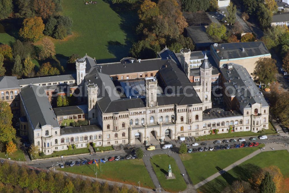 Hannover from the bird's eye view: Blick auf das Welfenschloss und heutigen Sitz der Gottfried Wilhelm Leibniz Universität in Hannover. Das Welfenschloss ist seit 1879 Sitz der Gottfried Wilhelm Leibniz Universität Hannover. Die Geschichte der Leibniz Universität geht bis in das Jahr 1831 zurück, als unter der Leitung von Karl Karmarsch die Höhere Gewerbeschule im Haus des Bierbrauers, Branntweinherstellers und Essigfabrikanten Christian Wilhelm Bornemann eröffnet wurde. Im Sommer 2006 wurde nach langer Diskussion die bis dahin schlicht „Universität Hannover“ benannte Institution in „Gottfried Wilhelm Leibniz Universität Hannover“ umbenannt. Kontakt: Gottfried Wilhelm Leibniz Universität Hannover, Welfengarten 1, 30167 Hannover, Tel.: 511762-0, E-Mail: info@pressestelle.uni-hannover.de