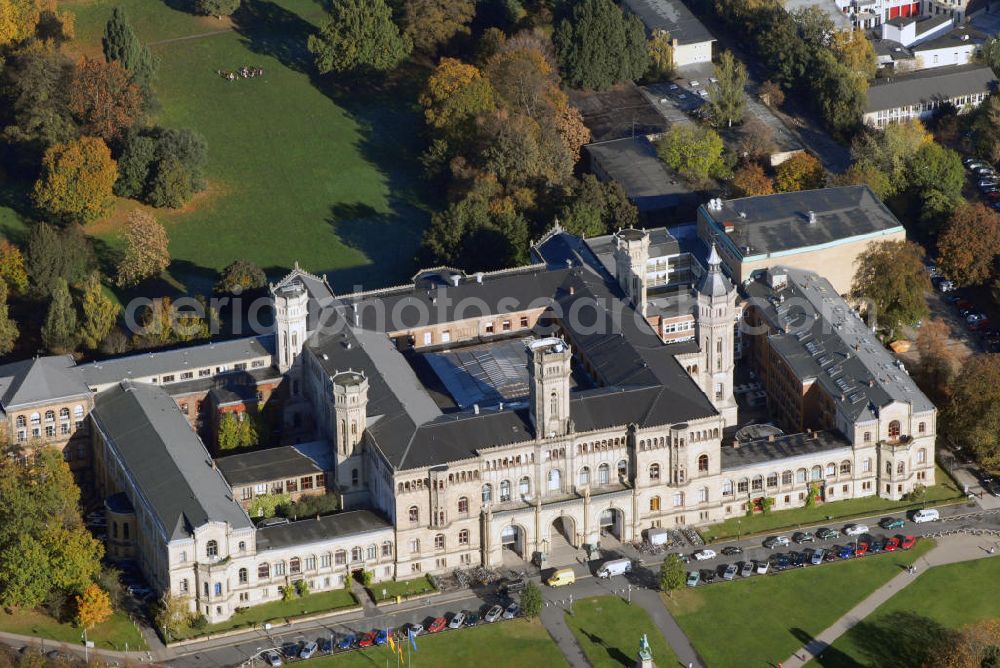 Aerial image Hannover - Blick auf das Welfenschloss und heutigen Sitz der Gottfried Wilhelm Leibniz Universität in Hannover. Das Welfenschloss ist seit 1879 Sitz der Gottfried Wilhelm Leibniz Universität Hannover. Die Geschichte der Leibniz Universität geht bis in das Jahr 1831 zurück, als unter der Leitung von Karl Karmarsch die Höhere Gewerbeschule im Haus des Bierbrauers, Branntweinherstellers und Essigfabrikanten Christian Wilhelm Bornemann eröffnet wurde. Im Sommer 2006 wurde nach langer Diskussion die bis dahin schlicht „Universität Hannover“ benannte Institution in „Gottfried Wilhelm Leibniz Universität Hannover“ umbenannt. Kontakt: Gottfried Wilhelm Leibniz Universität Hannover, Welfengarten 1, 30167 Hannover, Tel.: 511762-0, E-Mail: info@pressestelle.uni-hannover.de