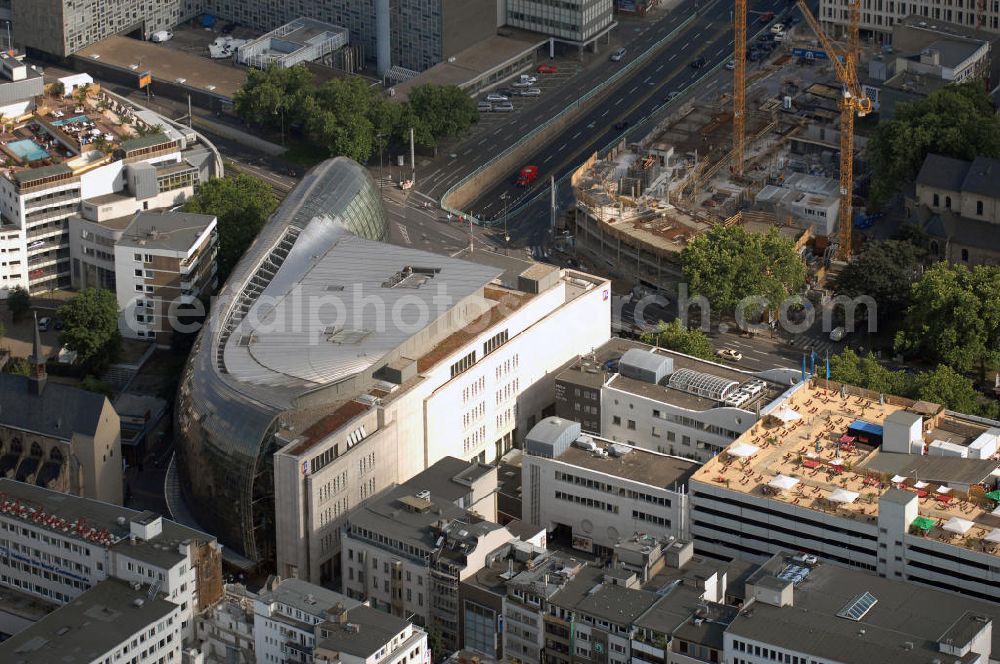 Aerial image Köln - Blick auf das von der Peek & Cloppenburg KG Düsseldorf erbaute Weltstadthaus in der Kölner Innenstadt. Der Glaspalast mit seinem ovalen Grundriss und seiner schalenförmigen Fassade wurde von dem Architekten Renzo Piano erschaffen. Auf rund 14.200 Quadratmetern Verkaufsfläche und fünf Etagen wird hier Damen-, Herren- und Kindermode vertrieben. Peek & Cloppenburg KG, Weltstadthaus, Köln - Schildergasse, 50667 Köln, Schildergasse 65-67, 0221 - 453900