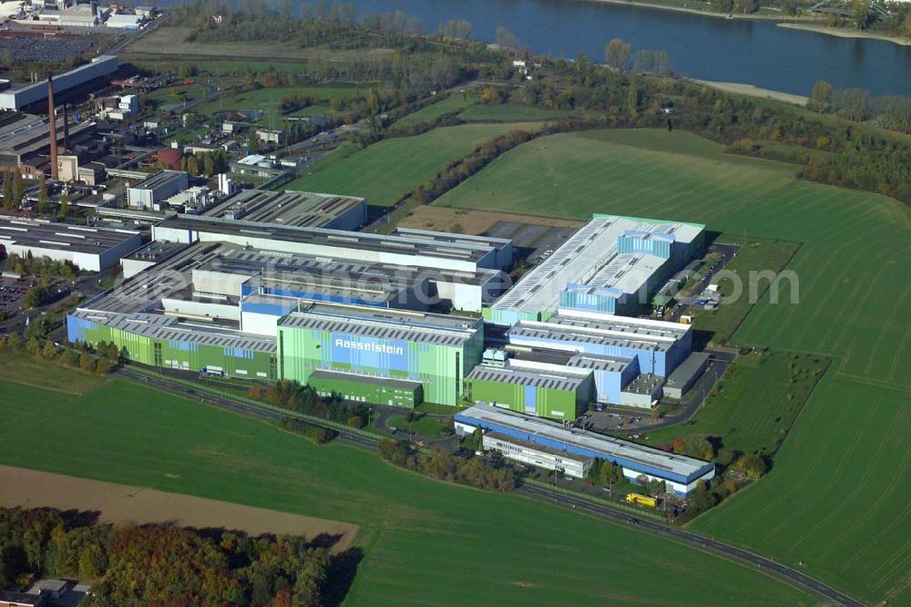 Andernach (Rheinland-Pfalz) from above - Rund 2.400 Mitarbeiter produzieren jährlich etwa 1 Millionen Tonnen Weißblech – für die unterschiedlichsten Verwendungszwecke und Branchen. Weltweit vertrauen rund 400 Kunden in über 80 Ländern auf die Produkte aus Andernach in Rheinland-Pfalz. Rasselstein ist ein Tochterunternehmen der ThyssenKrupp Steel AG. Rasselstein GmbH Koblenzer Straße 141; 56626 Andernach ;Telefon: (0 26 31) 81-0 Telefax: (0 26 31)81-2903