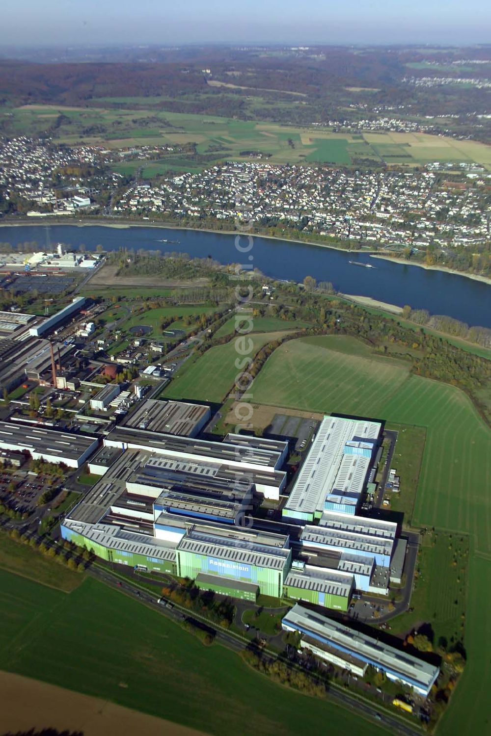 Andernach (Rheinland-Pfalz) from above - Rund 2.400 Mitarbeiter produzieren jährlich etwa 1 Millionen Tonnen Weißblech – für die unterschiedlichsten Verwendungszwecke und Branchen. Weltweit vertrauen rund 400 Kunden in über 80 Ländern auf die Produkte aus Andernach in Rheinland-Pfalz. Rasselstein ist ein Tochterunternehmen der ThyssenKrupp Steel AG. Rasselstein GmbH Koblenzer Straße 141; 56626 Andernach ;Telefon: (0 26 31) 81-0 Telefax: (0 26 31)81-2903