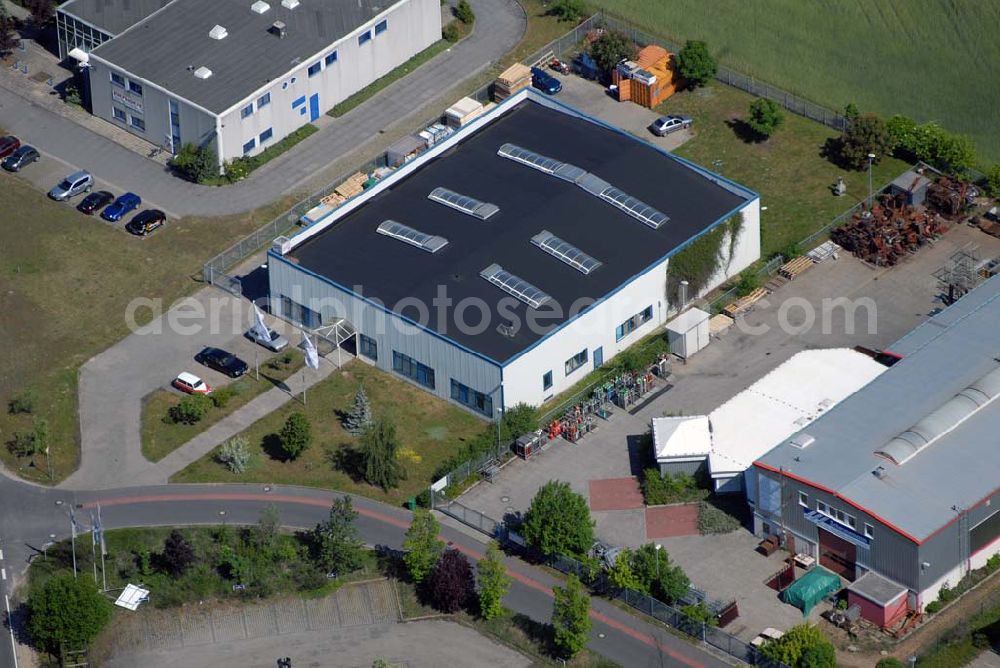 Aerial image Rangsdorf - Blick auf die Werkhalle der Fräntzel Kunststoffe GmbH im Gewerbegebiet Theresenhof, Am Spitzberg 1,15806 Groß-Machnow.Die Firma Fräntzel Kunststoffe stellt sich als innovatives Unternehmen vor. Es wurde 1987 als GbR von den Brüdern Detlef und Frank Fräntzel in Berlin-Tempelhof gegründet. Die Umwandlung in eine GmbH erfolgte 1991. 1995 wurde der Firmensitz nach Groß Machnow in eigene Räume verlegt. Die Produktionsfläche beträgt ca. 2000 m². 14 Mitarbeiter verarbeiten Acrylglas (Altuglas), Polycarbonat (Lexan), PVC, PE, PP, PS und modifizierte Kunststoffe. Telefon oder Fax: Tel: 033708 - 42 3 0,Fax: 033708 - 42 3 33,e-mail: webmaster@fraentzel-kunststoffe.de