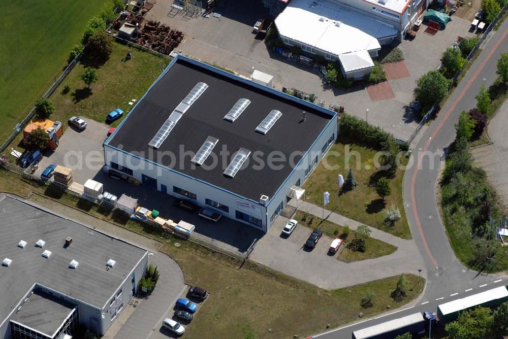 Rangsdorf from the bird's eye view: Blick auf die Werkhalle der Fräntzel Kunststoffe GmbH im Gewerbegebiet Theresenhof, Am Spitzberg 1,15806 Groß-Machnow.Die Firma Fräntzel Kunststoffe stellt sich als innovatives Unternehmen vor. Es wurde 1987 als GbR von den Brüdern Detlef und Frank Fräntzel in Berlin-Tempelhof gegründet. Die Umwandlung in eine GmbH erfolgte 1991. 1995 wurde der Firmensitz nach Groß Machnow in eigene Räume verlegt. Die Produktionsfläche beträgt ca. 2000 m². 14 Mitarbeiter verarbeiten Acrylglas (Altuglas), Polycarbonat (Lexan), PVC, PE, PP, PS und modifizierte Kunststoffe. Telefon oder Fax: Tel: 033708 - 42 3 0,Fax: 033708 - 42 3 33,e-mail: webmaster@fraentzel-kunststoffe.de