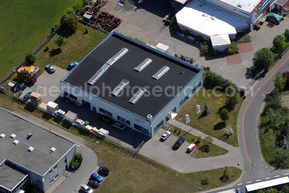 Aerial image Rangsdorf - Blick auf die Werkhalle der Fräntzel Kunststoffe GmbH im Gewerbegebiet Theresenhof, Am Spitzberg 1,15806 Groß-Machnow.Die Firma Fräntzel Kunststoffe stellt sich als innovatives Unternehmen vor. Es wurde 1987 als GbR von den Brüdern Detlef und Frank Fräntzel in Berlin-Tempelhof gegründet. Die Umwandlung in eine GmbH erfolgte 1991. 1995 wurde der Firmensitz nach Groß Machnow in eigene Räume verlegt. Die Produktionsfläche beträgt ca. 2000 m². 14 Mitarbeiter verarbeiten Acrylglas (Altuglas), Polycarbonat (Lexan), PVC, PE, PP, PS und modifizierte Kunststoffe. Telefon oder Fax: Tel: 033708 - 42 3 0,Fax: 033708 - 42 3 33,e-mail: webmaster@fraentzel-kunststoffe.de