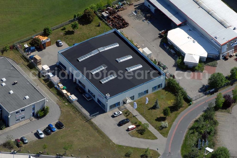 Aerial photograph Rangsdorf - Blick auf die Werkhalle der Fräntzel Kunststoffe GmbH im Gewerbegebiet Theresenhof, Am Spitzberg 1,15806 Groß-Machnow.Die Firma Fräntzel Kunststoffe stellt sich als innovatives Unternehmen vor. Es wurde 1987 als GbR von den Brüdern Detlef und Frank Fräntzel in Berlin-Tempelhof gegründet. Die Umwandlung in eine GmbH erfolgte 1991. 1995 wurde der Firmensitz nach Groß Machnow in eigene Räume verlegt. Die Produktionsfläche beträgt ca. 2000 m². 14 Mitarbeiter verarbeiten Acrylglas (Altuglas), Polycarbonat (Lexan), PVC, PE, PP, PS und modifizierte Kunststoffe. Telefon oder Fax: Tel: 033708 - 42 3 0,Fax: 033708 - 42 3 33,e-mail: webmaster@fraentzel-kunststoffe.de